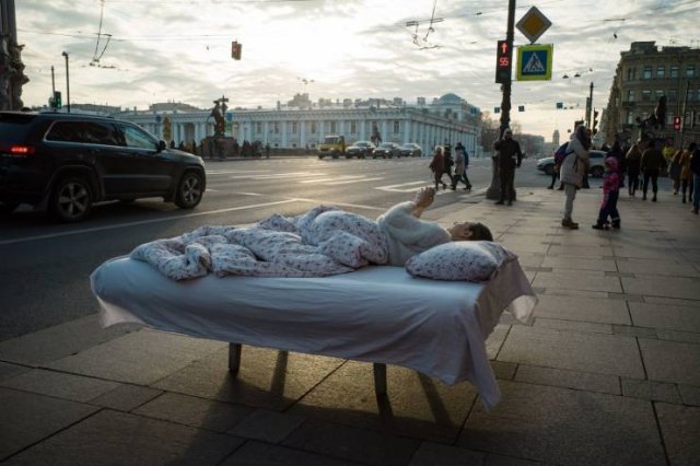 Спит на кровати на улице