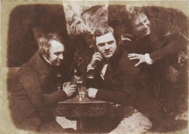 Первая в мире фотография мужчин, пьющих пиво. Сделана в 1844 году в Эдинбурге.