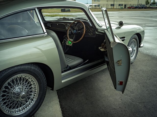 Копия автомобиля Джеймса Бонда Aston Martin DB правая дверь