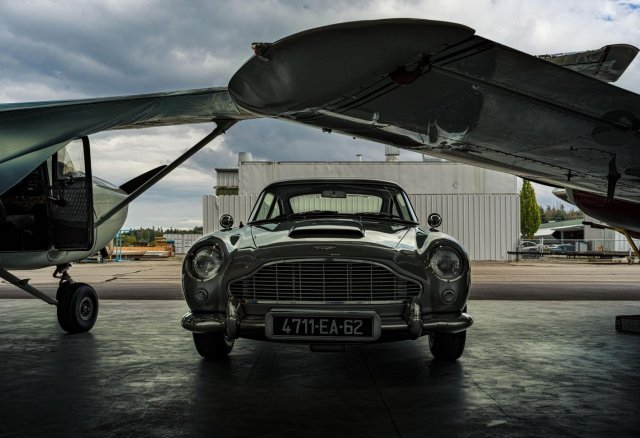 Копия автомобиля Джеймса Бонда Aston Martin DB на крыльях