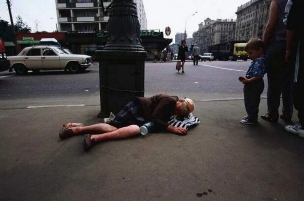 Бездомная спит на улице, 1997 год, Москва