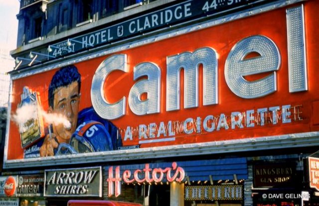 Реклама марки сигарет, которая курит 1955 г., Таймс–сквер, Нью–Йорк
