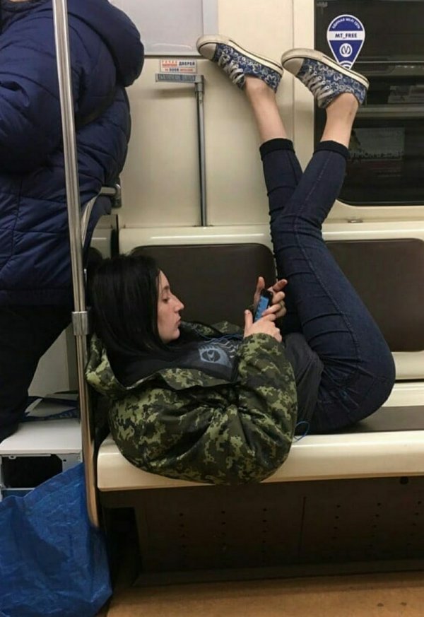 девушка лежит в метро