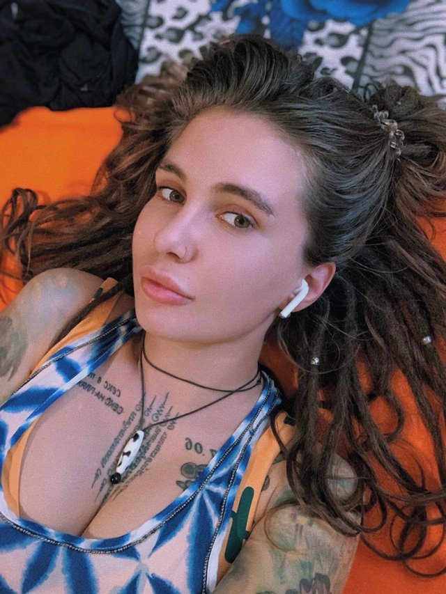 Instagram-модель Наташка Веретенникова (Natashka Veretennikova) в летней одежде