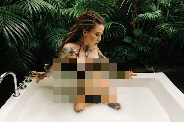 Instagram-модель Наташка Веретенникова (Natashka Veretennikova) в ванной в нижнем белье