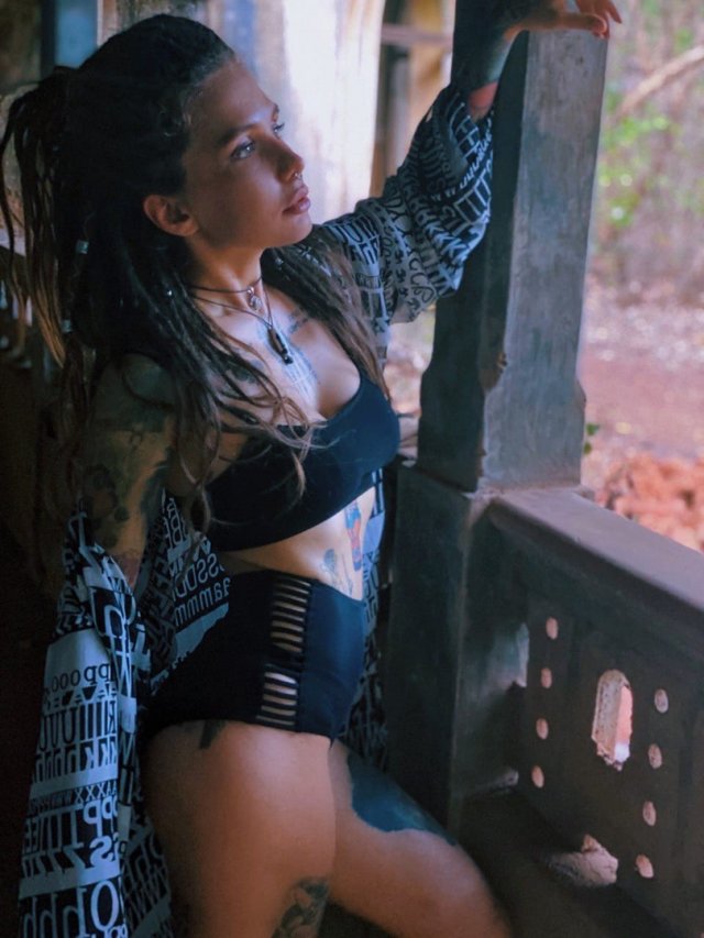 Instagram-модель Наташка Веретенникова (Natashka Veretennikova) в черном нижнем белье
