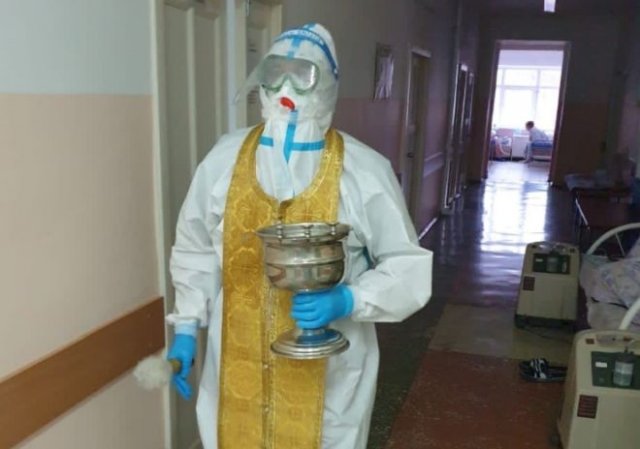В Алтайском крае священник посетил госпиталь для больных коронавирусом