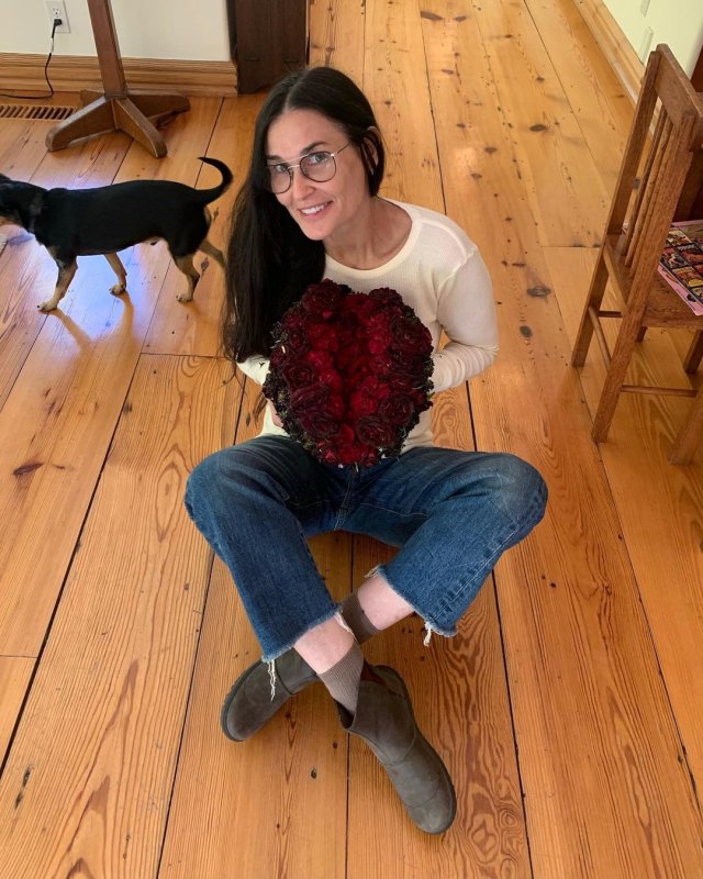 Деми Мур сидит на полу с розами