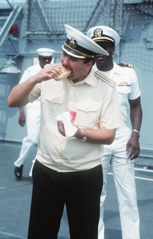 Советский офицер на американском крейсере &quot;Томас С. Гейтс&quot; пробует хот-дог и кока-колу, 1989 год.