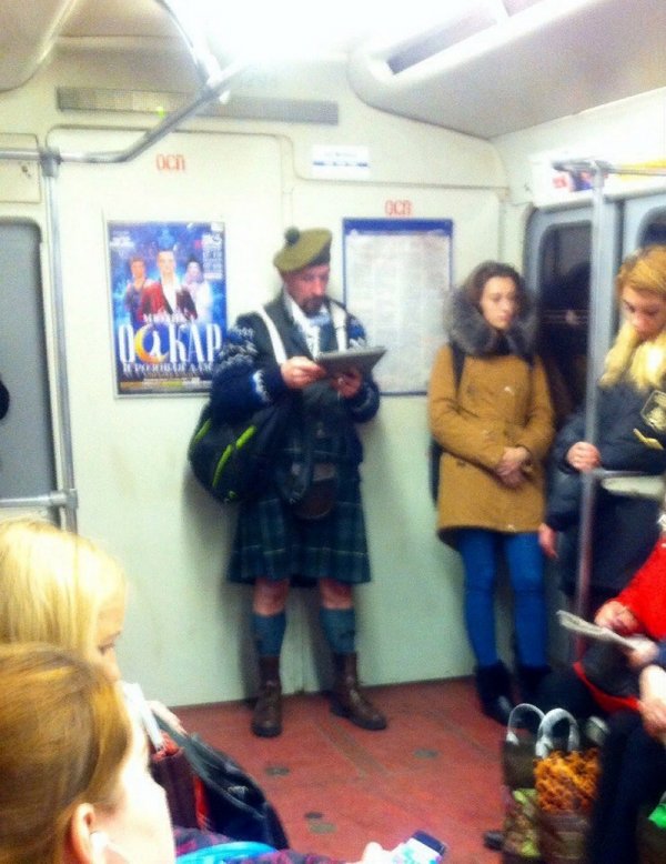 мужчина в образе шотландца