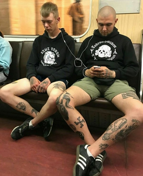 парни с татуировками
