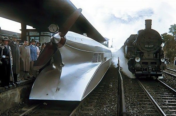 Рельсовый Цеппелин и паровоз у железнодорожной платформы