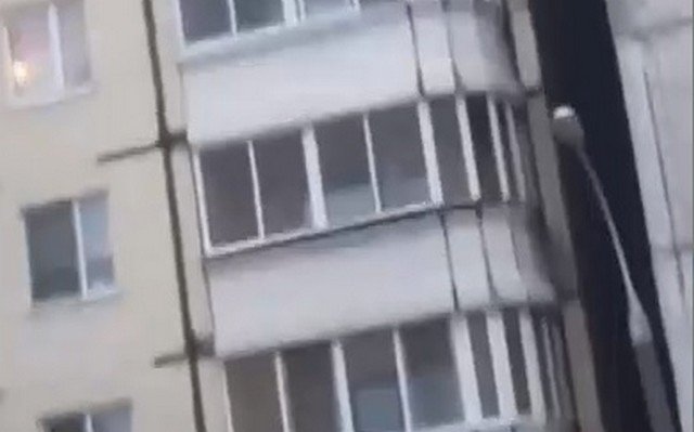 Пенсионер стреляет из ружья с балкона