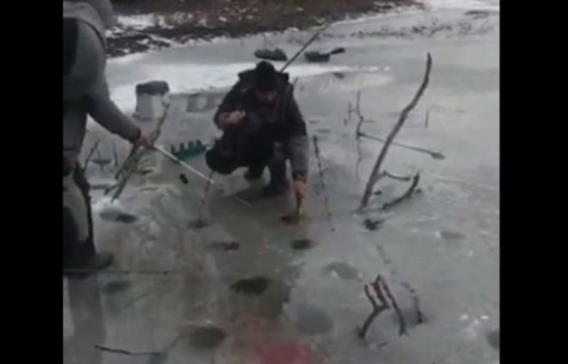 Неудача на зимней рыбалке