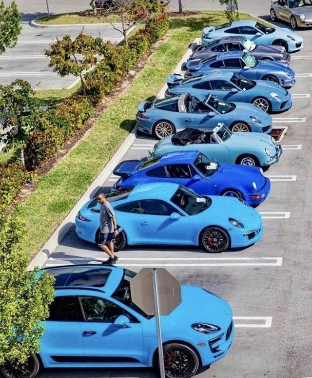 Синие Porsche на стоянке