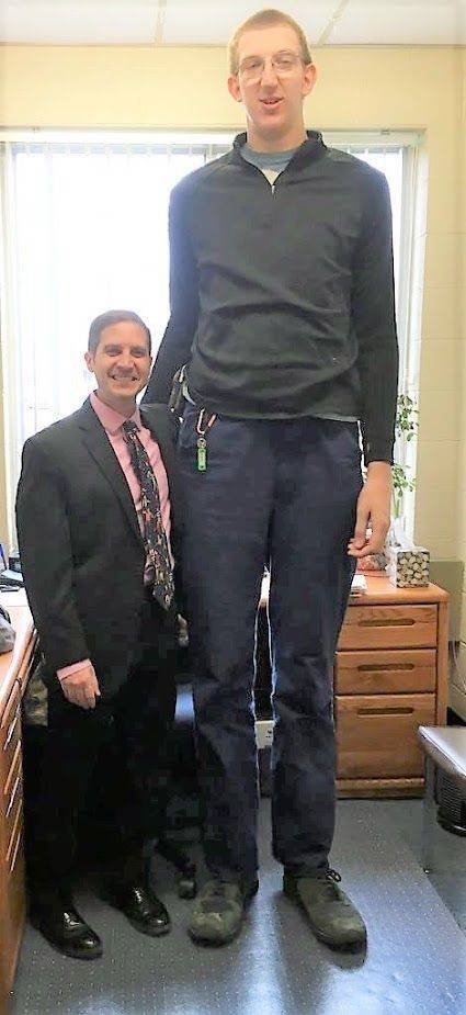 Высокий мужчина