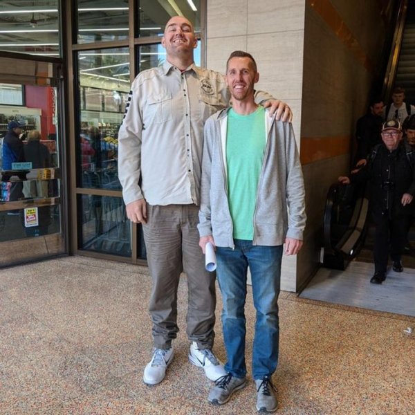 Парень с ростом 198 см и Джерри Соколоски (231 см) - самый высокий человек в Канаде