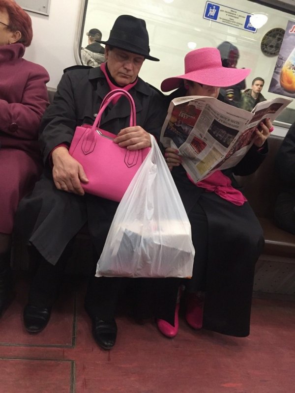 мужчина с розовой сумкой