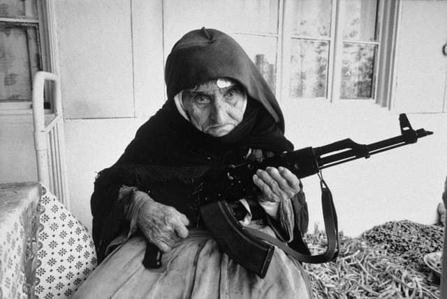 106-летняя армянская женщина охраняет дом с АК, 1990 год.