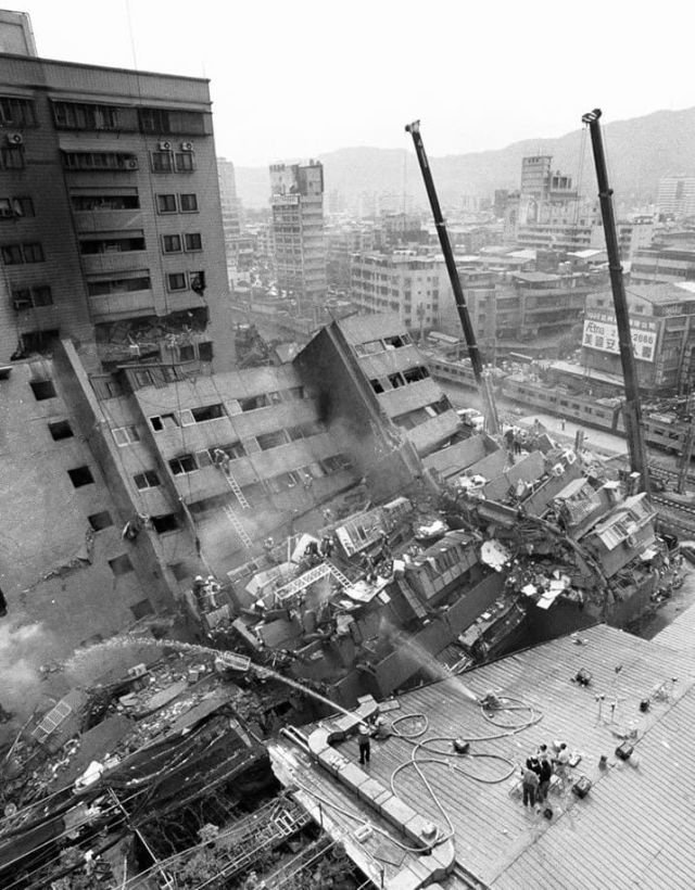 Спасатели и пожарные ищут жертв в руинах разрушенного отеля после землетрясения Цзицзи