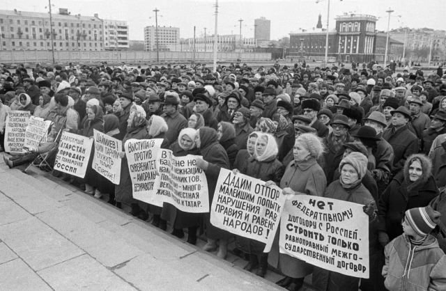 Протестующие требуют независимости Татарстана от России. Казань, 11 апреля 1992 года.