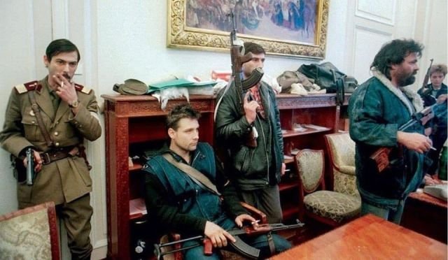Революционные румыны пришли в кабинете Чаушеску, декабрь 1989 года.