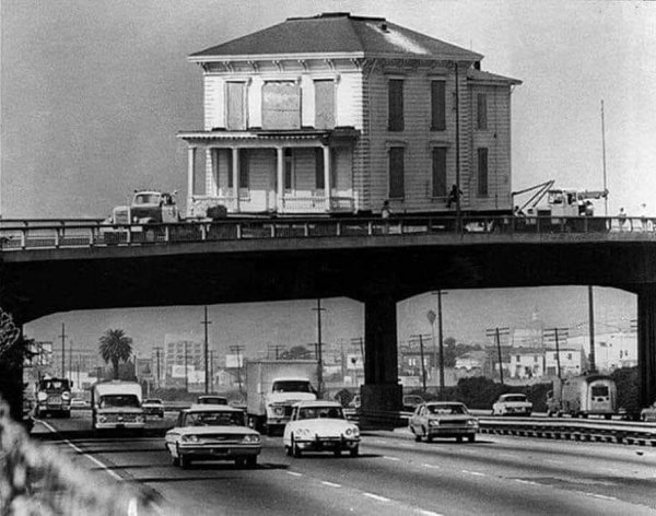 Переезд дома, построенного в начале ХХ века, через автостраду в Окленде. Фото 1973 года