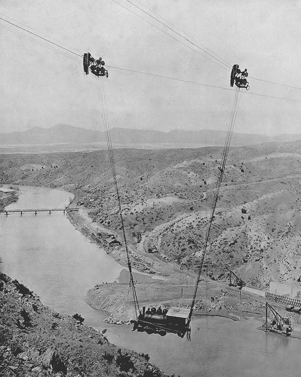 Паровоз на канатной дороге, пересекающий каньон реки Рио-Гранде в Нью-Мексико, США. 1915 год