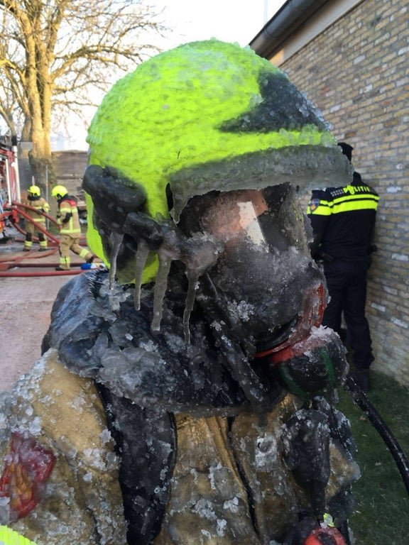 Нидерландский пожарный после работы на морозе