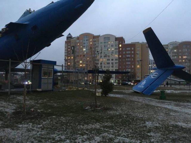 Разломанный самолет во дворе