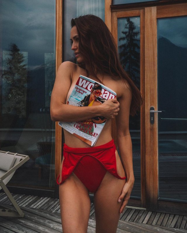 Мэри Шум в красном купальнике с журналом