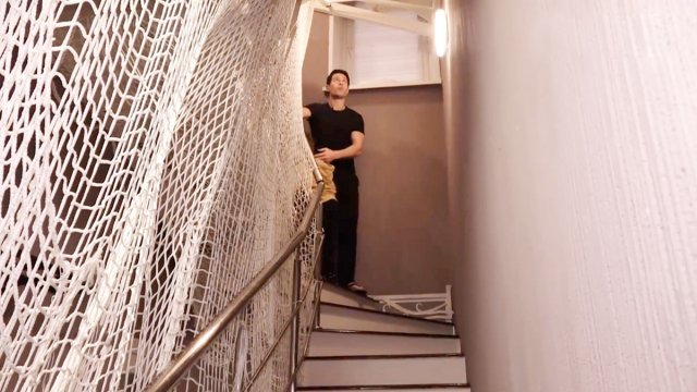Антон Макарский на лестнице