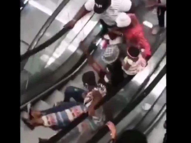 Реакция жителей Камеруна на эскалатор в торговом центре