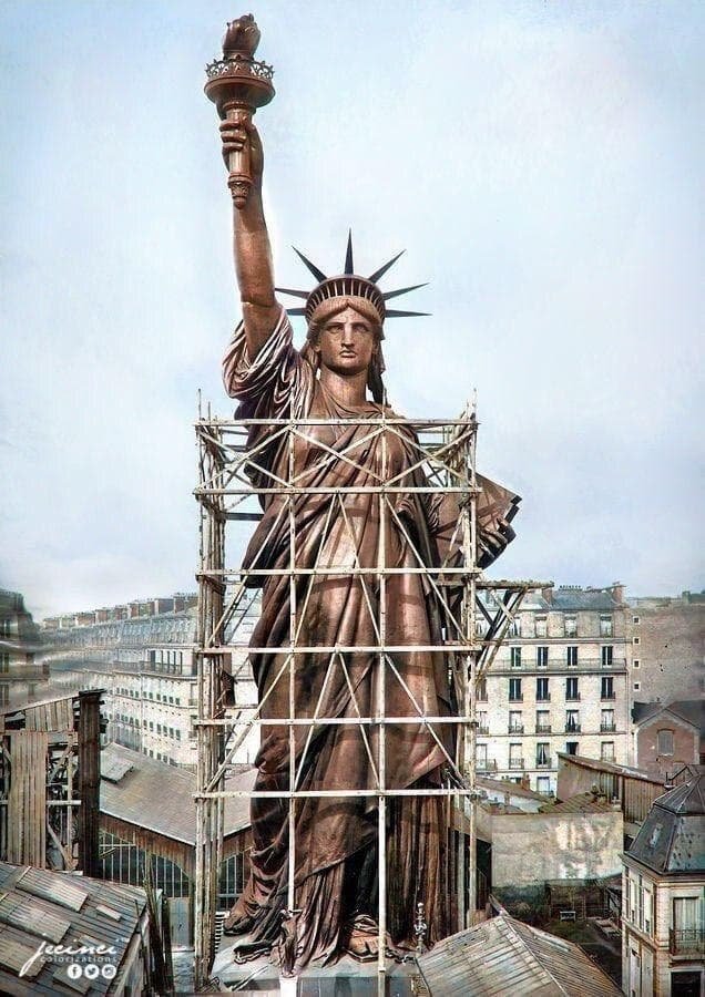 Цветное фото со Статуей Свободы в Париже в 1886 году (до транспортировки в Америку).