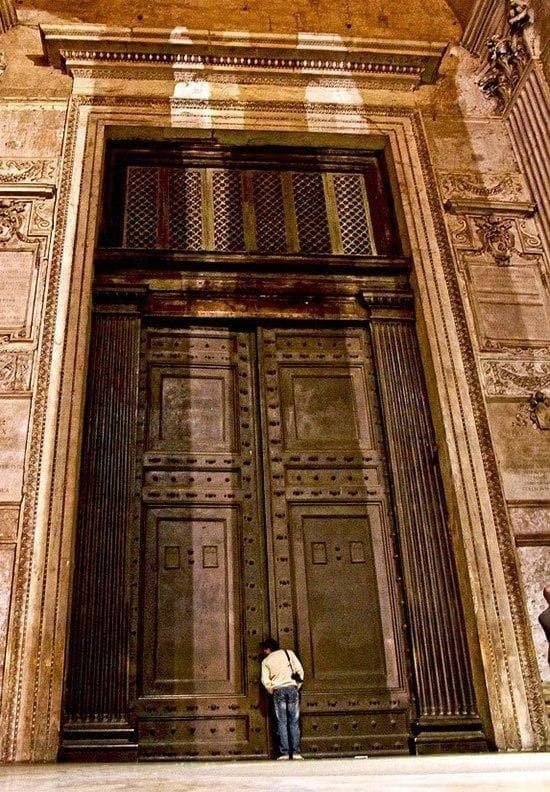 Двери Пантеона 7,5 метров в высоту и 5,5 метров в ширину - самые большие из сохранившихся с римских времен дверей