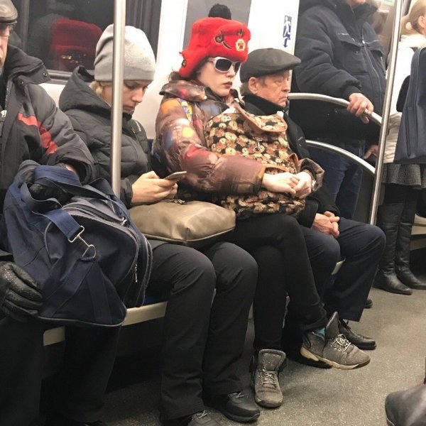 женщина в красной шапке