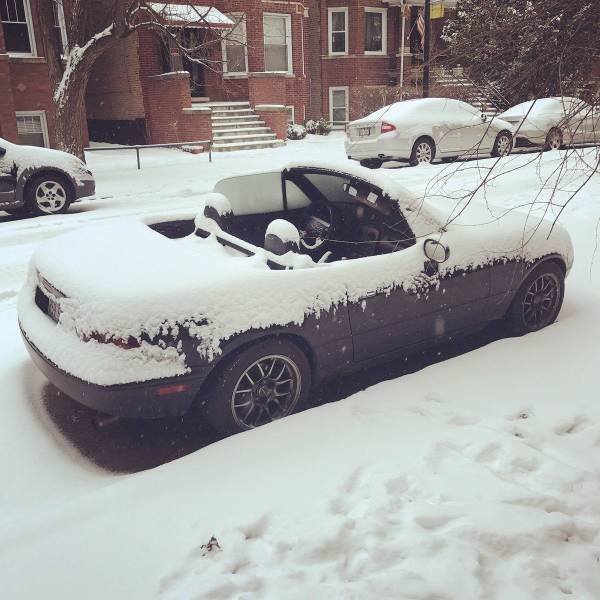 Кабриолет под снегом