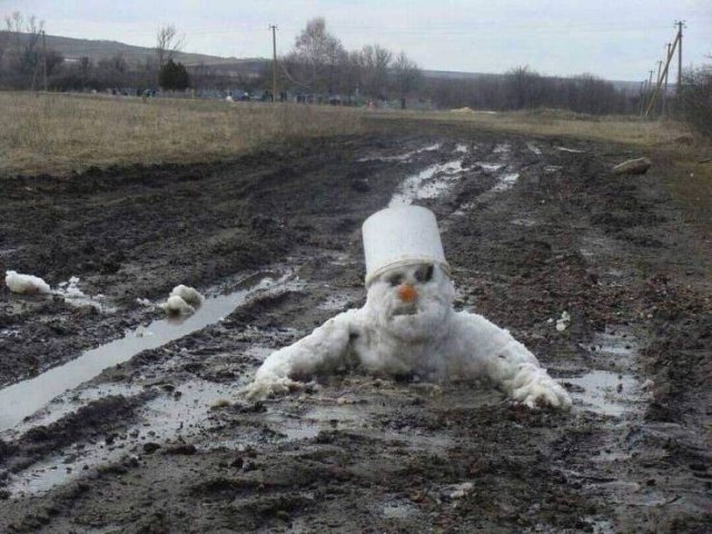 Снеговик на дороге