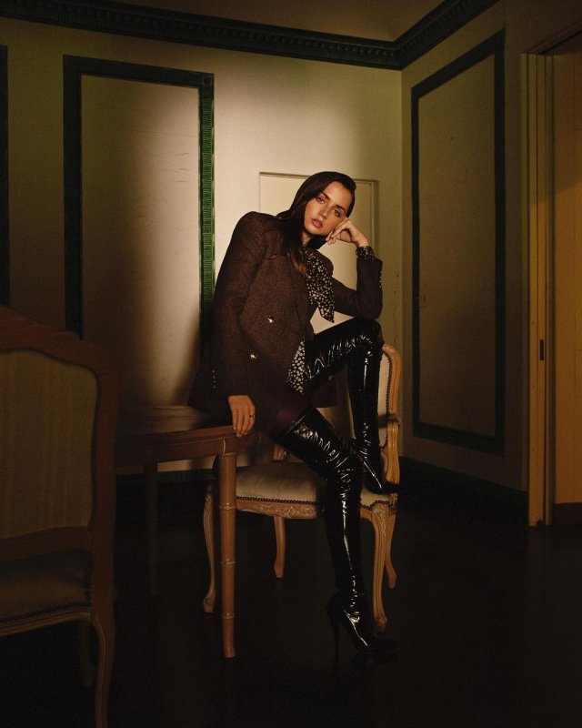 Ана де Армас в коричневом пиджаке и черных сапогах