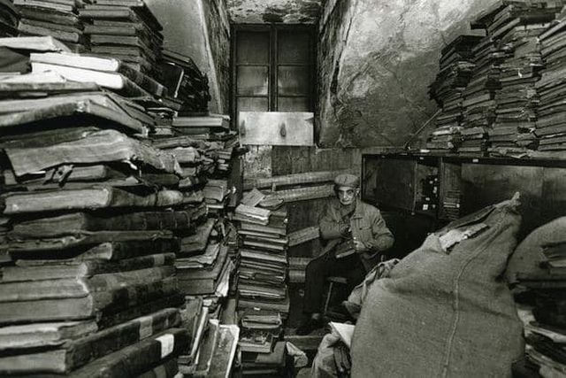 Еврейские тома, спрятанные на чердаке последней синагоги Риги, Латвия, 1991 год.