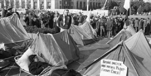 10 октября 1990 года Киевские студенты объявили голодовку с требованием независимости Украины.