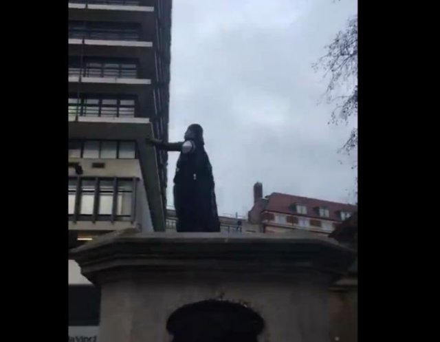 В Бристоле вместо памятника Эдварду Кольстону установили статую Дарта Вейдера