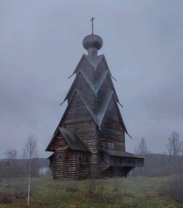 Заброшенная старая церковь