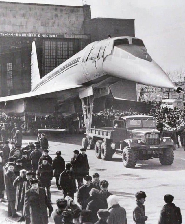 Первый серийный сверхзвуковой пассажирский авиалайнер Ту-144 на Воронежском авиационном заводе, 1972 год