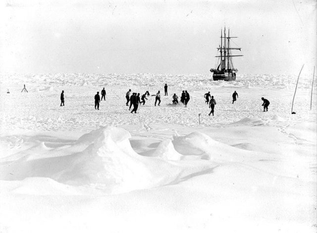 Британские исследователи устроили футбол в Антарктике, 1914 год.