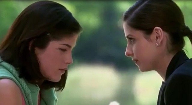 Сара Мишель Геллар и Сельма Блэр повторили лесбийский поцелуй из фильма 