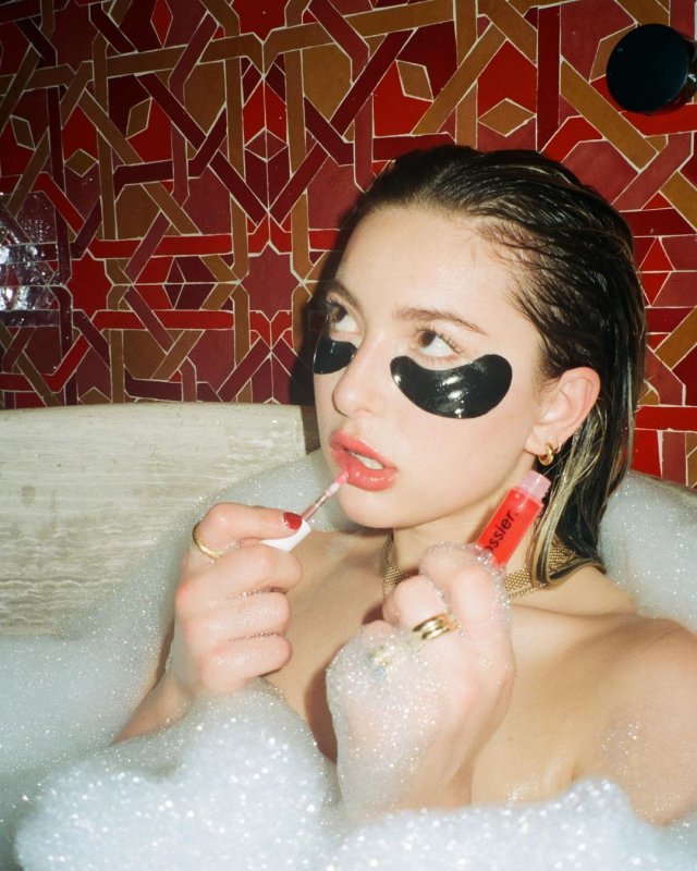 Ева Джобс - младшая дочь Стива Джобса с косметикой в ванной