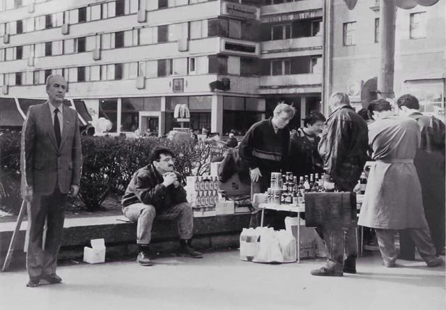 Торговля около первого в СССР Макдоналдса на Пушкинской, Москва, 1990 год.