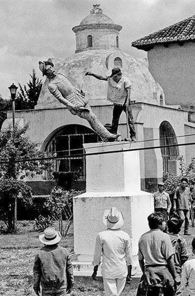 Индейцы свергают с постамента памятник Христофору Колумбу