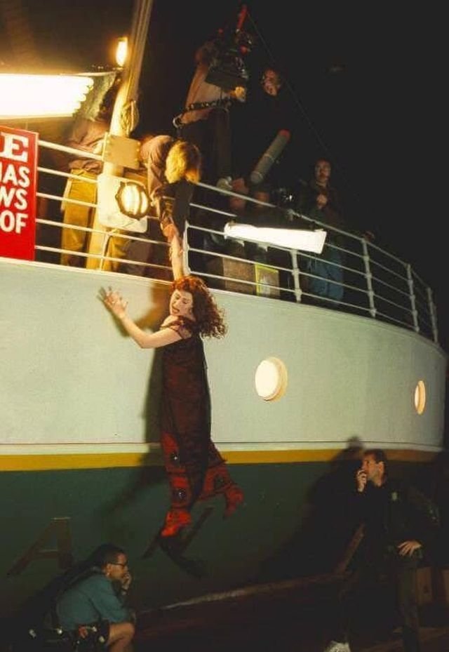 Леонардо Ди Каприо держит за руку Кейт Уинслет.Фото со съёмок фильма &quot;Титаник&quot;, 1996 г.